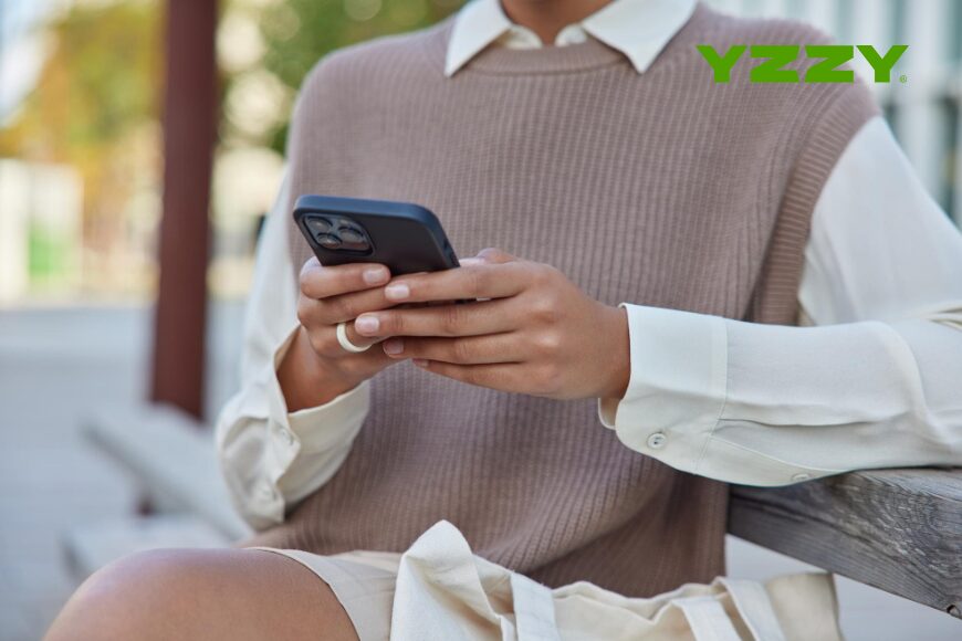 fata care foloseste un iphone si sta pe banca yzzy