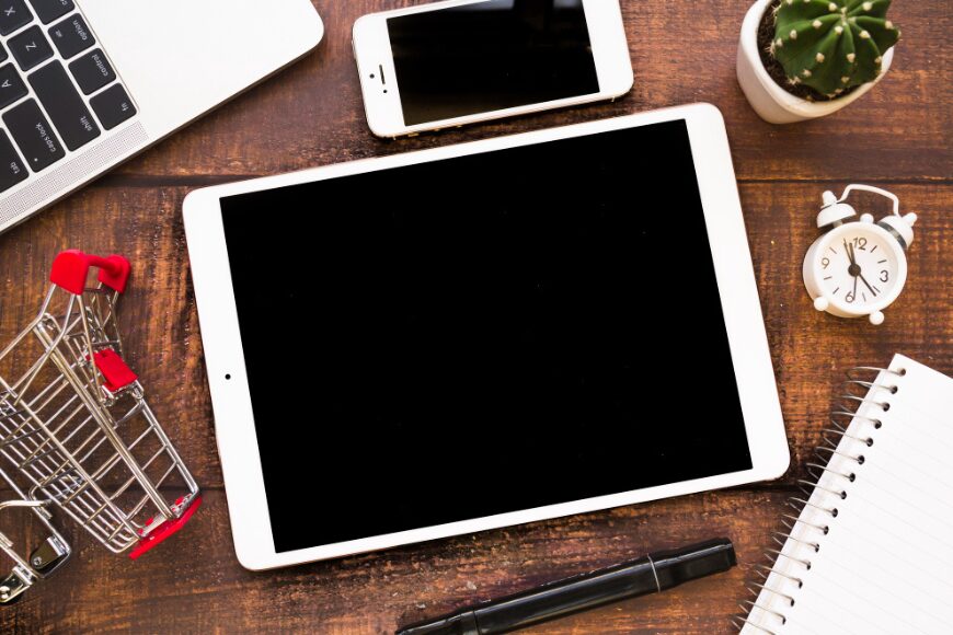 tableta apple cu telefon pe masa yzzy